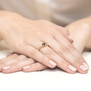 Pierścionek z białego złota z Szafirem 0,70ct i Diamentami próby 585. W-0006SZAB